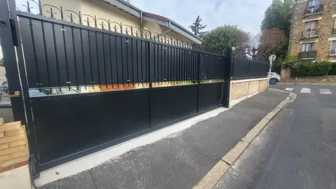 Portail coulissant en acier noir fabriqué sur mesure