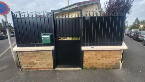 Portillon et clôture en acier noir avec brise-vue et pointes décoratives